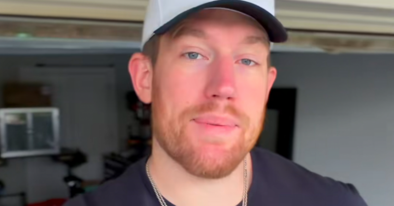 Egy 216 centiméter magas férfi foglal helyet a repülőgépen. Amikor egy nő érdeklődő kérdést intéz hozzá, a válasz váratlan fordulatot vesz. - Nézd meg a videót!