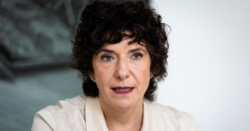 Az ellenzéki pártvezető véleménye szerint a rendszerhasználati díjak nem más, mint egy újabb módja annak, hogy a hatalom a gazdagok, mint Mészáros Lőrinc és a többi oligarcha zsebébe juttassa a közpénzeket.