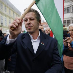 Magyar Péter: Mi vagyunk a döntő többség

A közösség, amelyben élünk, nem csupán statisztikai adat; ez a hang, amely együtt formálja jövőnket. Mi, akik itt vagyunk, mindannyian hozzájárulunk ahhoz a szövethez, amely összeköt minket. A mi erőnk abban rejli